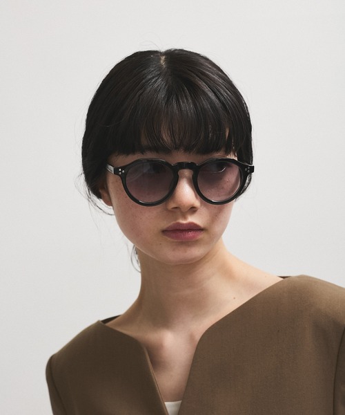 ADAM ET ROPE'(アダムエロペ)の「【WEB限定】・【定番】クラウンパントフラットレンズ調光サングラス(サングラス・レディース・ブラック/ダークブラウン・FREE)」の4枚目の写真