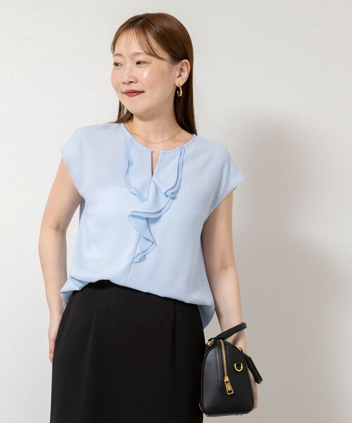 NOLLEY’S Sophi（ノーリーズソフィ）の「ウォッシャブルストレッチジョーゼットフロントラッフルブラウス（シャツ/ブラウス・レディース・サックスブルー/オフホワイト/ベージュ・38）」の8枚目の写真