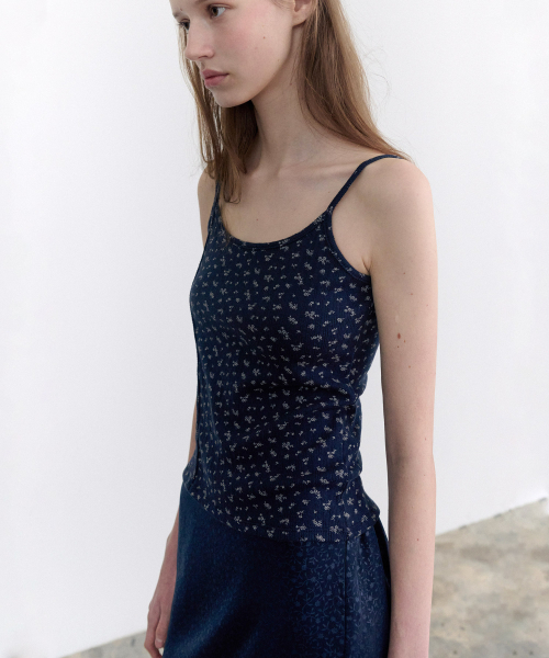 ANDNEEDS(アンドニーズ)の「Floral double strap sleeveless (navy)(Tシャツ/カットソー・レディース・その他・FREE)」の4枚目の写真