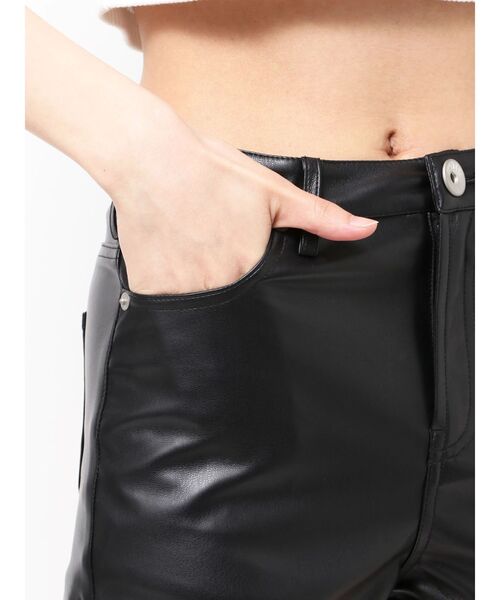 GYDA(ジェイダ)の「ハイウエストフェイクレザーショートパンツ(その他パンツ・レディース・ブラック・SMALL/MEDIUM)」の5枚目の写真