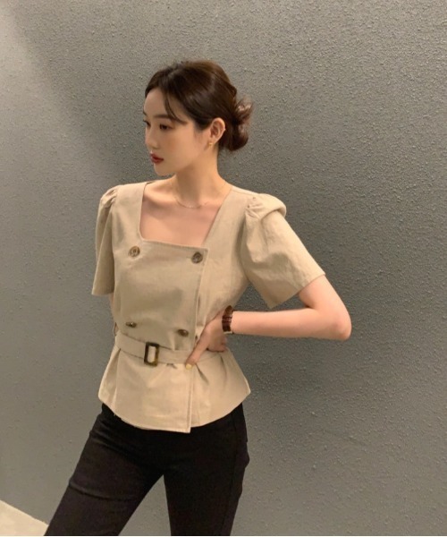 Aelina(エリナ)の「ベルト付きスクエアネックラインダブルブレストコットンブラウス(シャツ/ブラウス・レディース・ブラック/ベージュ/オフホワイト・FREE)」の3枚目の写真