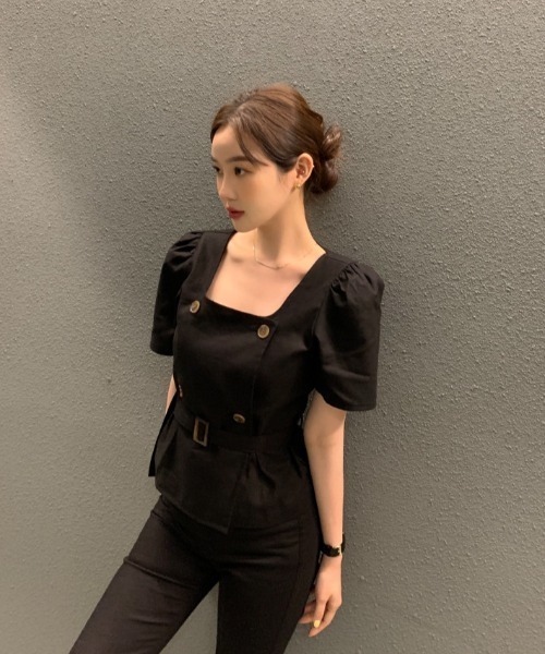 Aelina(エリナ)の「ベルト付きスクエアネックラインダブルブレストコットンブラウス(シャツ/ブラウス・レディース・ブラック/ベージュ/オフホワイト・FREE)」の1枚目の写真