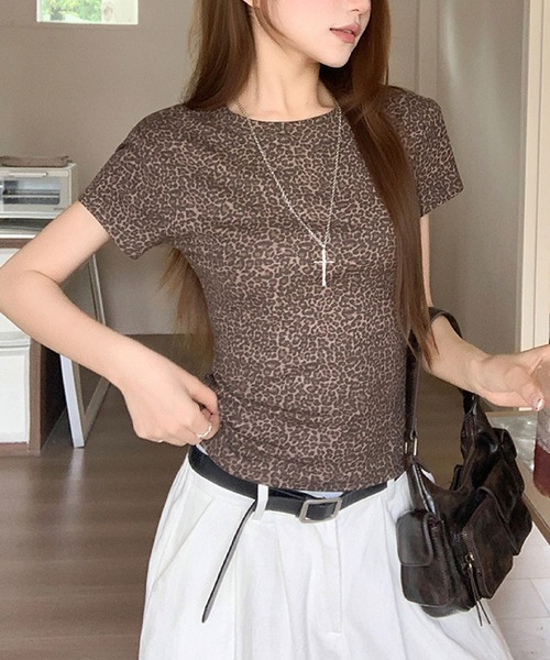 2ly2(トゥーリートゥー)の「細かめレオパード柄コンパクトTシャツ レディース 半袖 クルーネック(Tシャツ/カットソー・レディース・ブラウン/グレー・FREE)」の4枚目の写真