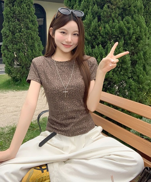 2ly2(トゥーリートゥー)の「細かめレオパード柄コンパクトTシャツ レディース 半袖 クルーネック(Tシャツ/カットソー・レディース・ブラウン/グレー・FREE)」の5枚目の写真