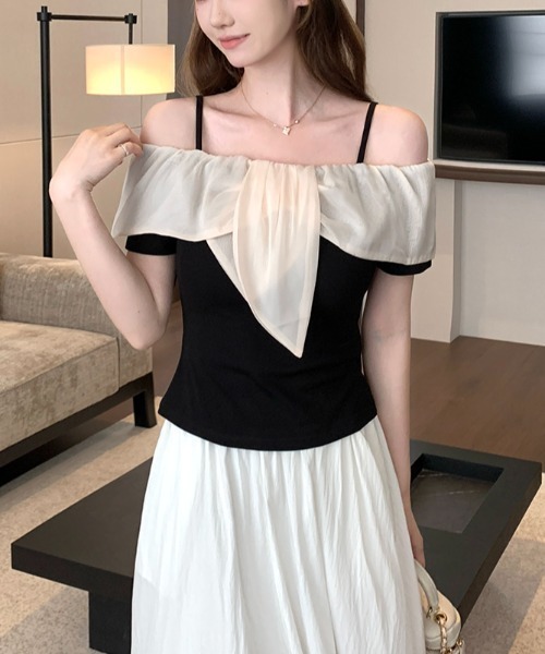 LUCPY(ラクピー)の「ビッグリボンオフショルダートップス(その他トップス・レディース・ホワイト×ブラック・SMALL/LARGE/MEDIUM/X-LARGE)」の1枚目の写真