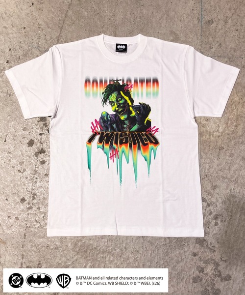 BY THE BAY(バイザベイ)の「【BATMAN/バットマン】 THE JOKER COMPLICATED TWISTED グラフィックピグメントTシャツ グラフィックプリント ヴィンテージ加工 半袖 ユニセックス(Tシャツ/カットソー・メンズ・ブラック/ホワイト・MEDIUM/SMALL)」の1枚目の写真