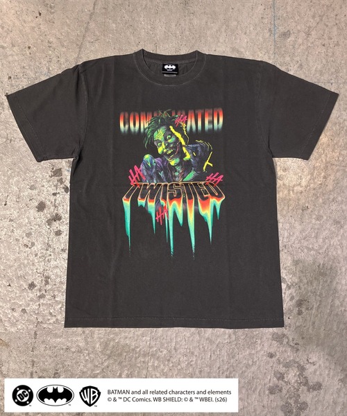 BY THE BAY(バイザベイ)の「【BATMAN/バットマン】 THE JOKER COMPLICATED TWISTED グラフィックピグメントTシャツ グラフィックプリント ヴィンテージ加工 半袖 ユニセックス(Tシャツ/カットソー・メンズ・ブラック/ホワイト・MEDIUM/SMALL)」の2枚目の写真