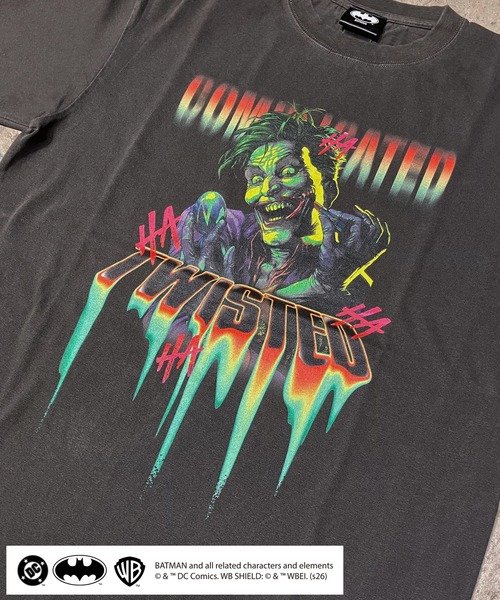 BY THE BAY(バイザベイ)の「【BATMAN/バットマン】 THE JOKER COMPLICATED TWISTED グラフィックピグメントTシャツ グラフィックプリント ヴィンテージ加工 半袖 ユニセックス(Tシャツ/カットソー・メンズ・ブラック/ホワイト・MEDIUM/SMALL)」の4枚目の写真