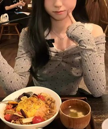 ドットデザイン リブニットトップス オフショルネック フィットシルエット