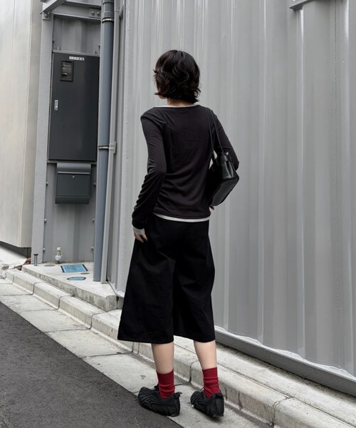 goocy(グーシー)の「配色ヘンリーネックトップス(Tシャツ/カットソー・レディース・チャコールグレー/ブラック/グレー/ブラウン・FREE)」の5枚目の写真