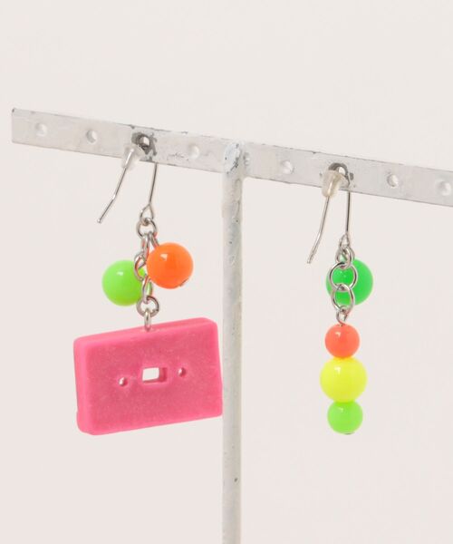 tone(トーン)の「【MUURABBTI】カセットテープのカラフルレトロピアス(MA)(ピアス(両耳用)・レディース・グリーン系その他/ピンク系その他・FREE)」の5枚目の写真