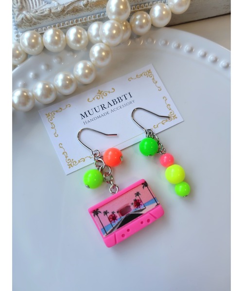 tone(トーン)の「【MUURABBTI】カセットテープのカラフルレトロピアス(MA)(ピアス(両耳用)・レディース・グリーン系その他/ピンク系その他・FREE)」の1枚目の写真