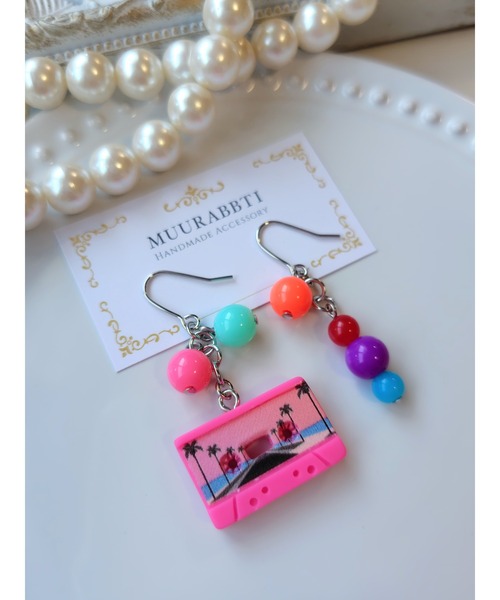 tone(トーン)の「【MUURABBTI】カセットテープのカラフルレトロピアス(MA)(ピアス(両耳用)・レディース・グリーン系その他/ピンク系その他・FREE)」の2枚目の写真