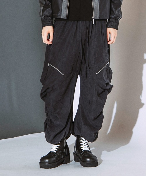 NO ID.(ノーアイディ)の「【NO ID.】Side Gather Wide Cargo Pants / サイド ギャザー ワイド カーゴ パンツ(カーゴパンツ・メンズ・グレー/ブラック・2/1)」の2枚目の写真