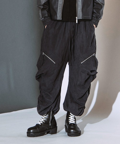 NO ID.(ノーアイディ)の「【NO ID.】Side Gather Wide Cargo Pants / サイド ギャザー ワイド カーゴ パンツ(カーゴパンツ・メンズ・グレー/ブラック・2/1)」の3枚目の写真