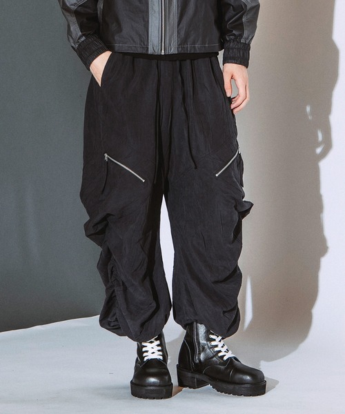 NO ID.(ノーアイディ)の「【NO ID.】Side Gather Wide Cargo Pants / サイド ギャザー ワイド カーゴ パンツ(カーゴパンツ・メンズ・グレー/ブラック・2/1)」の4枚目の写真