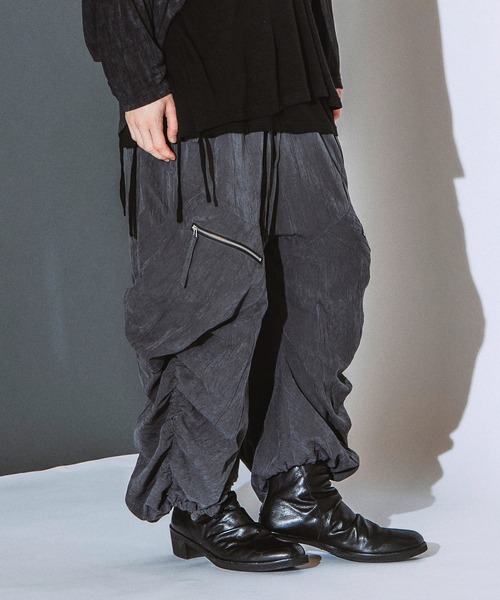 NO ID.(ノーアイディ)の「【NO ID.】Side Gather Wide Cargo Pants / サイド ギャザー ワイド カーゴ パンツ(カーゴパンツ・メンズ・グレー/ブラック・2/1)」の5枚目の写真