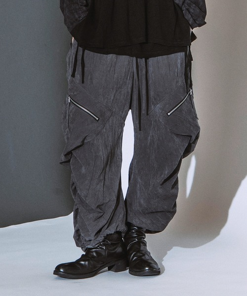 NO ID.(ノーアイディ)の「【NO ID.】Side Gather Wide Cargo Pants / サイド ギャザー ワイド カーゴ パンツ(カーゴパンツ・メンズ・グレー/ブラック・2/1)」の6枚目の写真