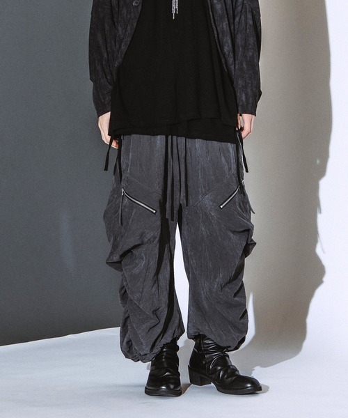 NO ID.(ノーアイディ)の「【NO ID.】Side Gather Wide Cargo Pants / サイド ギャザー ワイド カーゴ パンツ(カーゴパンツ・メンズ・グレー/ブラック・2/1)」の19枚目の写真