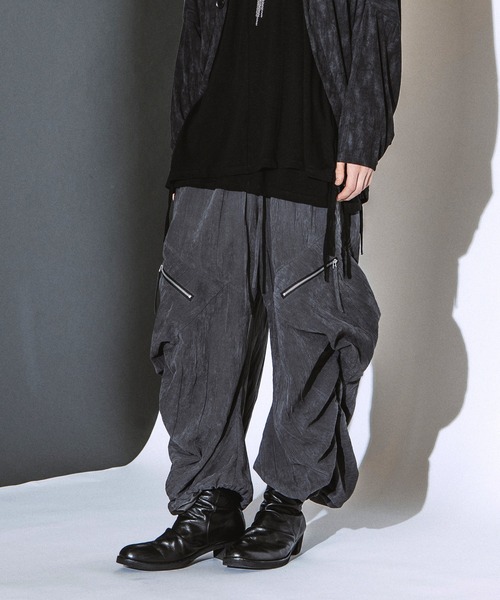 NO ID.(ノーアイディ)の「【NO ID.】Side Gather Wide Cargo Pants / サイド ギャザー ワイド カーゴ パンツ(カーゴパンツ・メンズ・グレー/ブラック・2/1)」の20枚目の写真