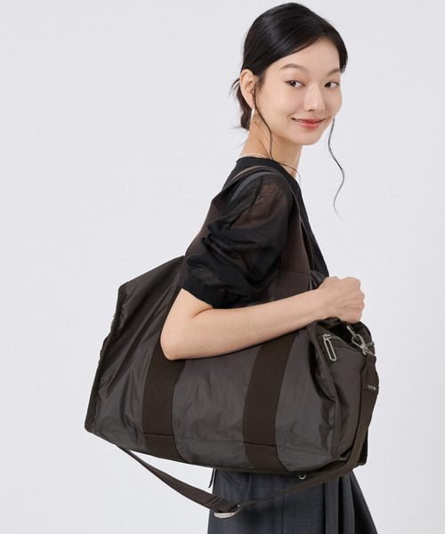 LeSportsac(レスポートサック)の「ESSENTIAL MEDIUM DUFFLE ダークチョコレートC(ボストンバッグ・レディース・ブラウン・FREE)」の1枚目の写真