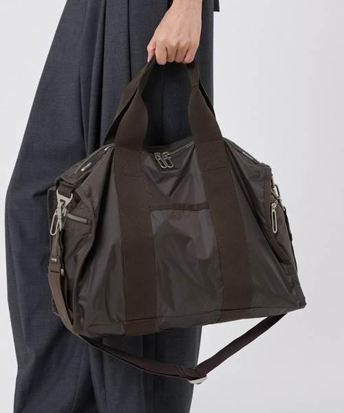 LeSportsac(レスポートサック)の「ESSENTIAL MEDIUM DUFFLE ダークチョコレートC(ボストンバッグ・レディース・ブラウン・FREE)」の2枚目の写真