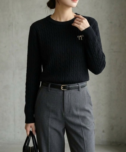 Forcement(フォースメント)の「さりげないリボン刺繍が映える、軽やかケーブルニット(ニット/セーター・レディース・ブラック/ネイビー/ベージュ/グレー/ホワイト・FREE)」の3枚目の写真