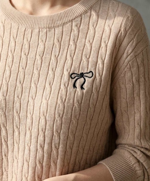 Forcement(フォースメント)の「さりげないリボン刺繍が映える、軽やかケーブルニット(ニット/セーター・レディース・ブラック/ネイビー/ベージュ/グレー/ホワイト・FREE)」の8枚目の写真