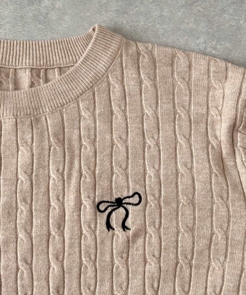 Forcement(フォースメント)の「さりげないリボン刺繍が映える、軽やかケーブルニット(ニット/セーター・レディース・ブラック/ネイビー/ベージュ/グレー/ホワイト・FREE)」の11枚目の写真