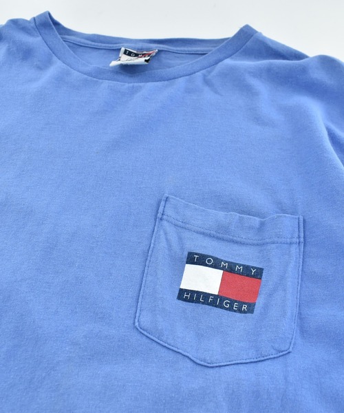 TOMMY HILFIGER(トミーヒルフィガー)の「【USED】90's TOMMY HILFIGER ワンポイントロゴ ポケット付き Tシャツ USA製(Tシャツ/カットソー・メンズ・ブルー・LARGE)」の2枚目の写真