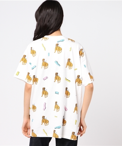 PUNYUS（プニュズ）の「タイガー総柄Tシャツ（Tシャツ/カットソー・レディース・ホワイト・3/4）」の2枚目の写真