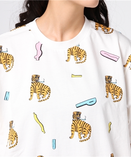 PUNYUS（プニュズ）の「タイガー総柄Tシャツ（Tシャツ/カットソー・レディース・ホワイト・3/4）」の3枚目の写真