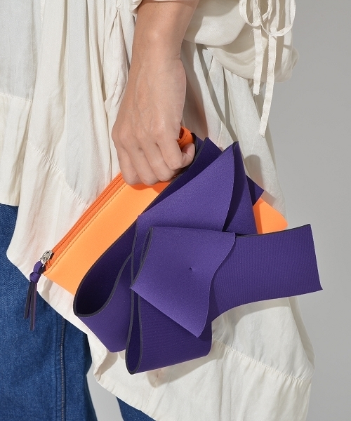 SOLPRESA（ソルプレーサ）の「ボンディングリボンクラッチバッグ（クラッチバッグ・レディース・ベージュ/オレンジ/イエロー/ブラック・ONE SIZE）」の4枚目の写真