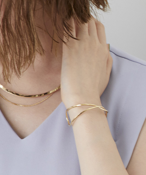 STUDIOUS（ステュディオス）の「パスタクロスバングル（バングル/リストバンド・レディース・ゴールド・FREE）」の2枚目の写真