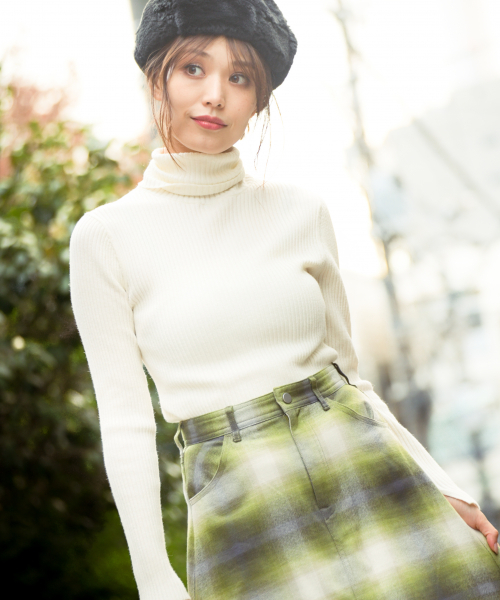 BAYFLOW(ベイフロー)の「タートルニットプルオーバー(ニット/セーター・レディース・ホワイト/ベージュ/ブラック/グレー・MEDIUM/SMALL)」の2枚目の写真