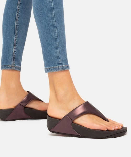 fitflop（フィットフロップ）の「LULU LEATHER TOEPOST / LULU レザー トゥーポスト サンダル（サンダル・レディース・ブラウン系その他/ゴールド系その他/ブラック/シルバー/チョコ/ブラウン系その他2/ホワイト/ライトブラウン/ライトブルー/ベージュ/ネイビー/ピンクゴールド/ピンクベージュ・US6/US5/US7/US8）」の4枚目の写真
