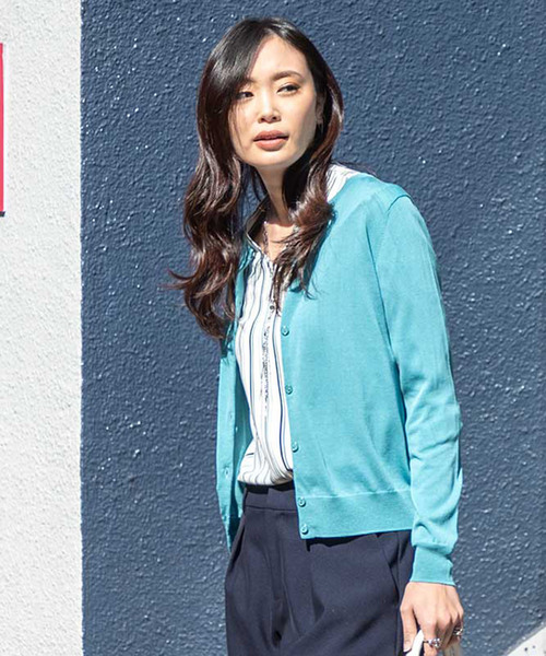 A/C DESIGN BY ALPHA CUBIC(エーシーデザインバイアルファキュービック)の「春夏カラークルーネックカーディガン(カーディガン/ボレロ・レディース・ラベンダー/ネイビー/グリーン/ピンク・M size/L size)」の2枚目の写真