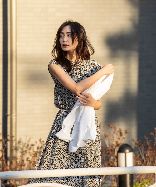 A/C DESIGN BY ALPHA CUBIC（エーシーデザインバイアルファキュービック）の「ノースリーブワンピース（ワンピース・レディース・オフホワイト/ネイビー/ブラック・9号/11号/13号）」の2枚目の写真