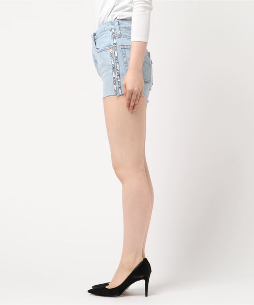 Levi's(リーバイス)の「501(R) ハイライズショーツ DIBS W/ TAPE(デニムパンツ・レディース・ライトインディゴブルー・28inch/24inch/26inch/25inch)」の2枚目の写真