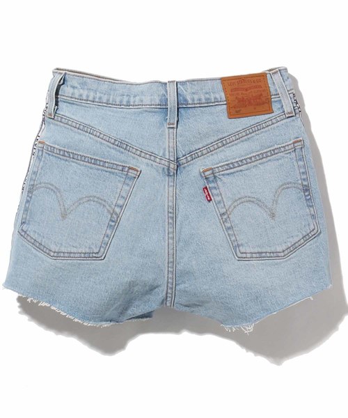 Levi's(リーバイス)の「501(R) ハイライズショーツ DIBS W/ TAPE(デニムパンツ・レディース・ライトインディゴブルー・28inch/24inch/26inch/25inch)」の4枚目の写真