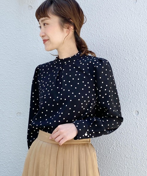 PICCIN(ピッチン)の「スタンドカラードットブラウス(シャツ/ブラウス・レディース・ブラック/ベージュ・M)」の1枚目の写真