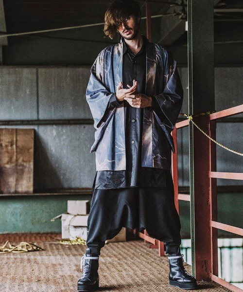 NO ID.(ノーアイディ)の「mcg2770-ワイドスリーブガウン(カーディガン/ボレロ・メンズ・イエロー/ブルー/パープル・ONE SIZE)」の10枚目の写真