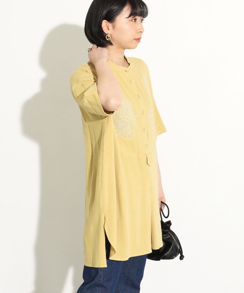 Factor=（ファクターイコール）の「バンドカラー刺繍ビッグシャツ（シャツ/ブラウス・レディース・イエロー×グリーン/ホワイト/ライトベージュ・FREE）」の5枚目の写真
