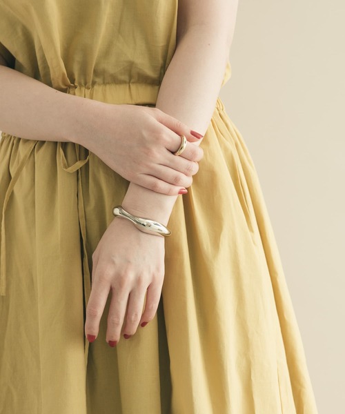 SMELLY（スメリー）の「リキッドライクメタルバングル（バングル/リストバンド・レディース・シルバー・-）」の3枚目の写真