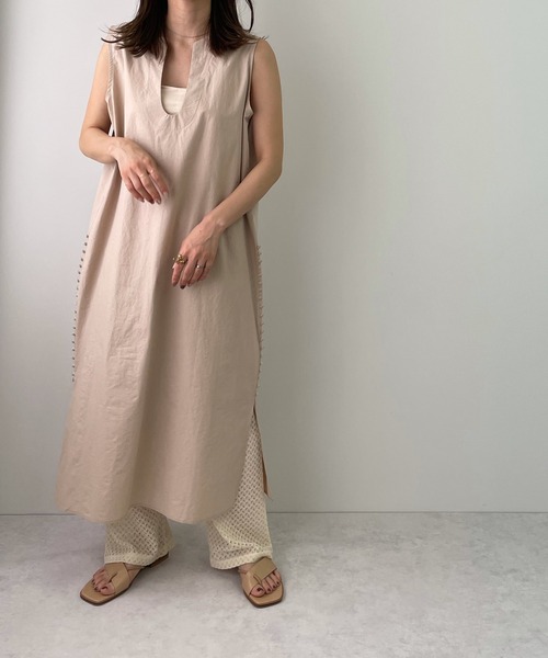 LE MORE(リモア)の「Uネックデザインベストワンピース(ワンピース・レディース・ベージュ/アイボリー・FREE)」の2枚目の写真