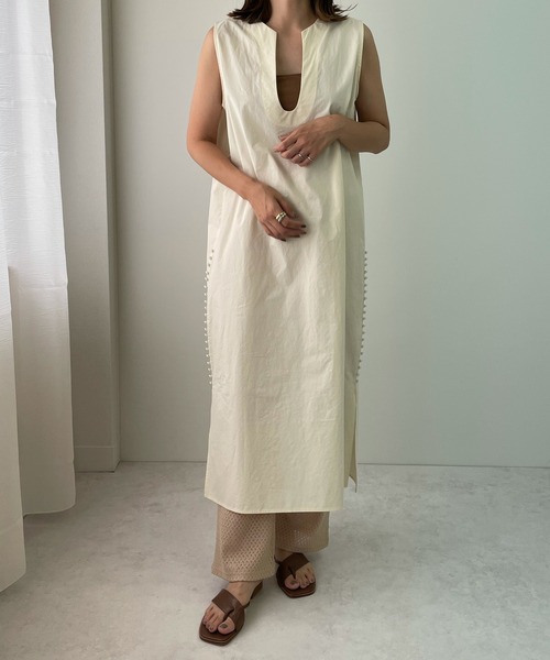 LE MORE(リモア)の「Uネックデザインベストワンピース(ワンピース・レディース・ベージュ/アイボリー・FREE)」の1枚目の写真