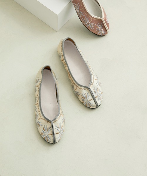 SALON adam et rope'(サロン アダム エ ロペ)の「刺繍チャイナシューズ(その他シューズ・レディース・ベージュ/ピンク・38/39/37)」の2枚目の写真