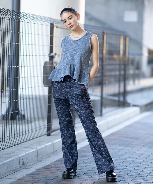 X-girl（エックスガール）の「FLORAL CAMO PANTS/花柄×カモフラ柄　総柄フレアパンツ（その他パンツ・レディース・ブラック/ブラウン・S/M/XS）」の13枚目の写真