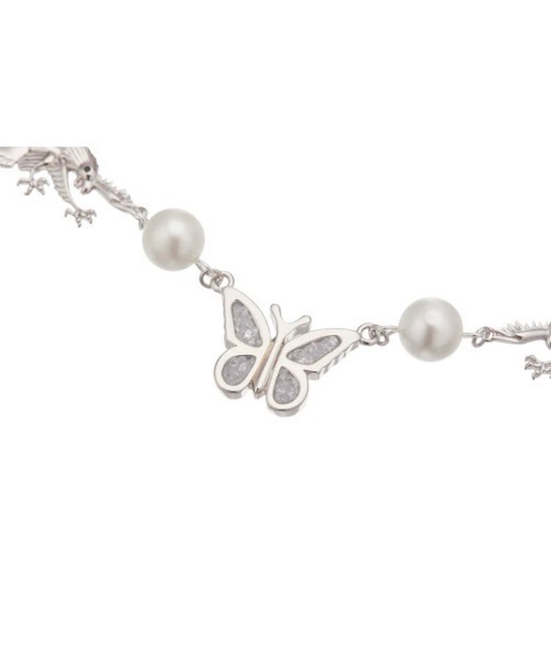 STUGAZI(スガキ)の「【STUGAZI/スガジ】Ed Hardy Eagle Angel Necklace / エドハーディ バタフライ ネックレス バタフライネックレス パール ネックレス パールネックレス シルバー ゴールド 蝶々 チェーンネックレス Y2K トライバル タトゥー(ネックレス・メンズ・シルバー/ゴールド・ONE SIZE)」の5枚目の写真