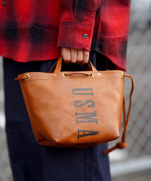 vasco(ヴァスコ)の「vasco ヴァスコ LEATHER MAIL PURSE BAG-SMALL レザー ポストマンバッグ 巾着バッグ(トートバッグ・メンズ・キャメル/オリーブ/ベージュ・FREE)」の1枚目の写真